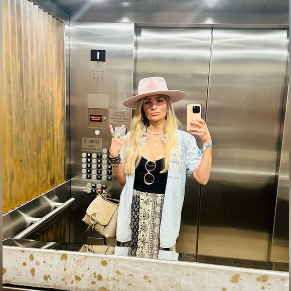 VAN_SOLEIL IS LIVE 💛✌🏽💛 LIKE TO BE NOTIFIED 🥳🥳🥳 - Picture 12 of 17